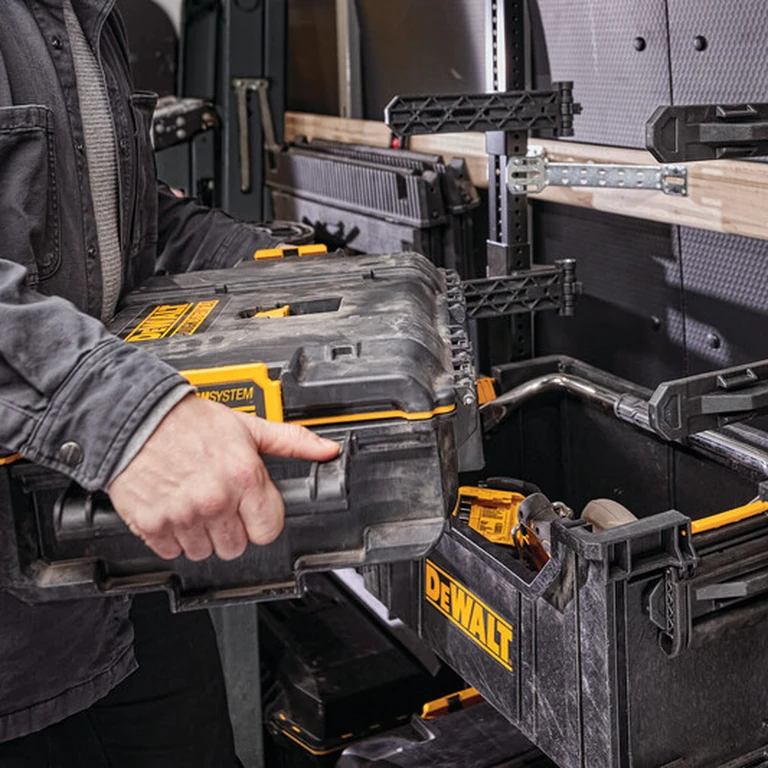 Organização e transporte de ferramentas em sistema modular DeWalt